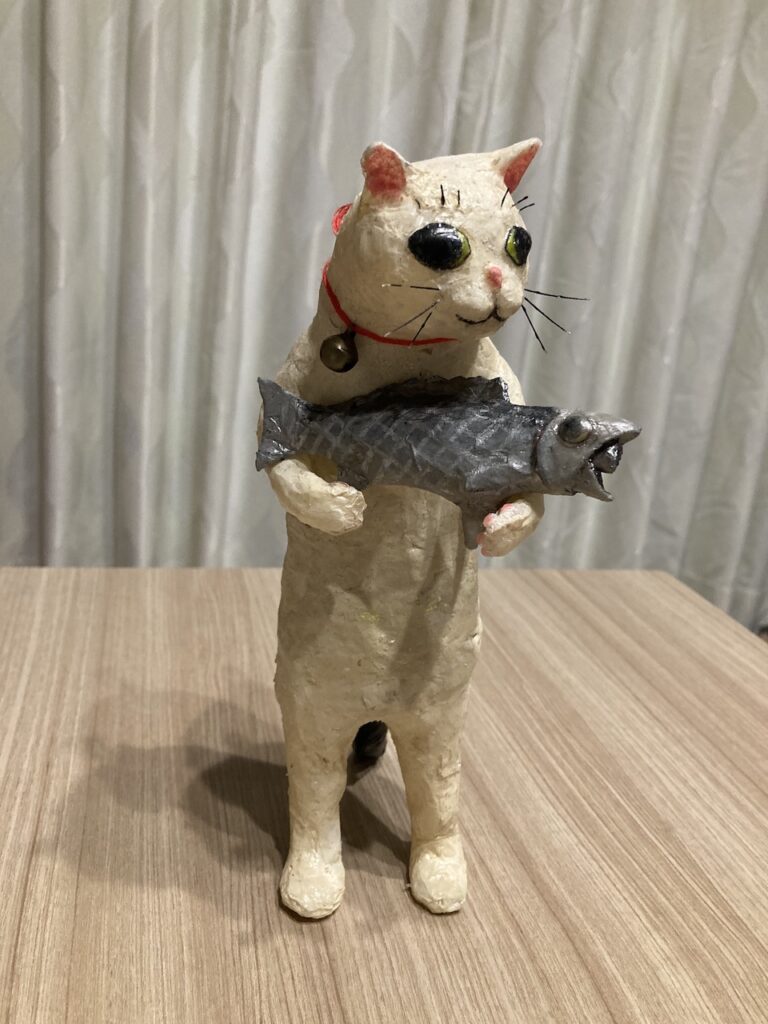 セロハンテープで作られた猫