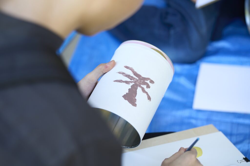缶に絵を描く
