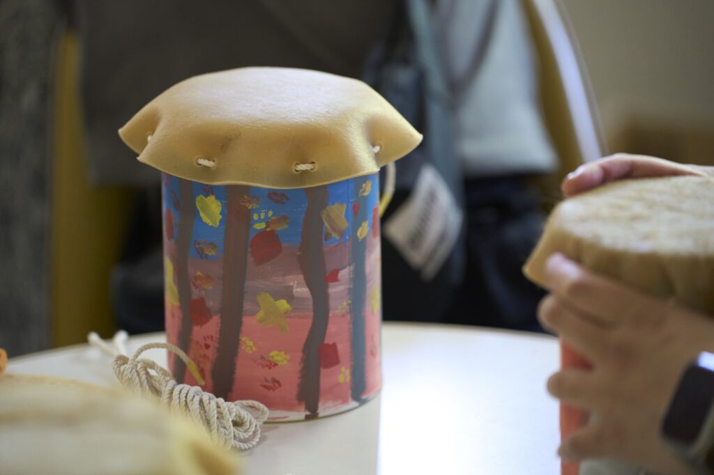 太鼓にするために皮をかぶせる